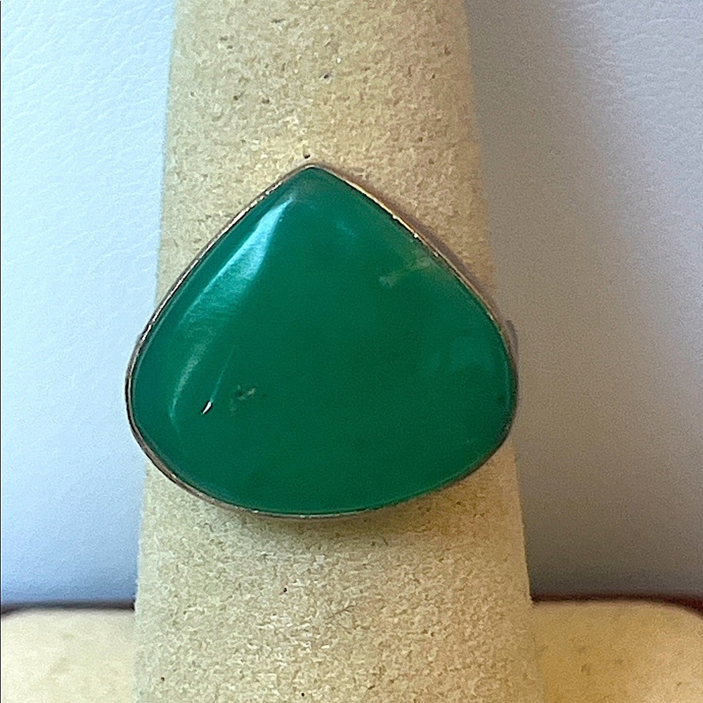 Vibrant Green Chalcedony Stone Ring Set in 925 Sterling Silver, Size 7, NWOT